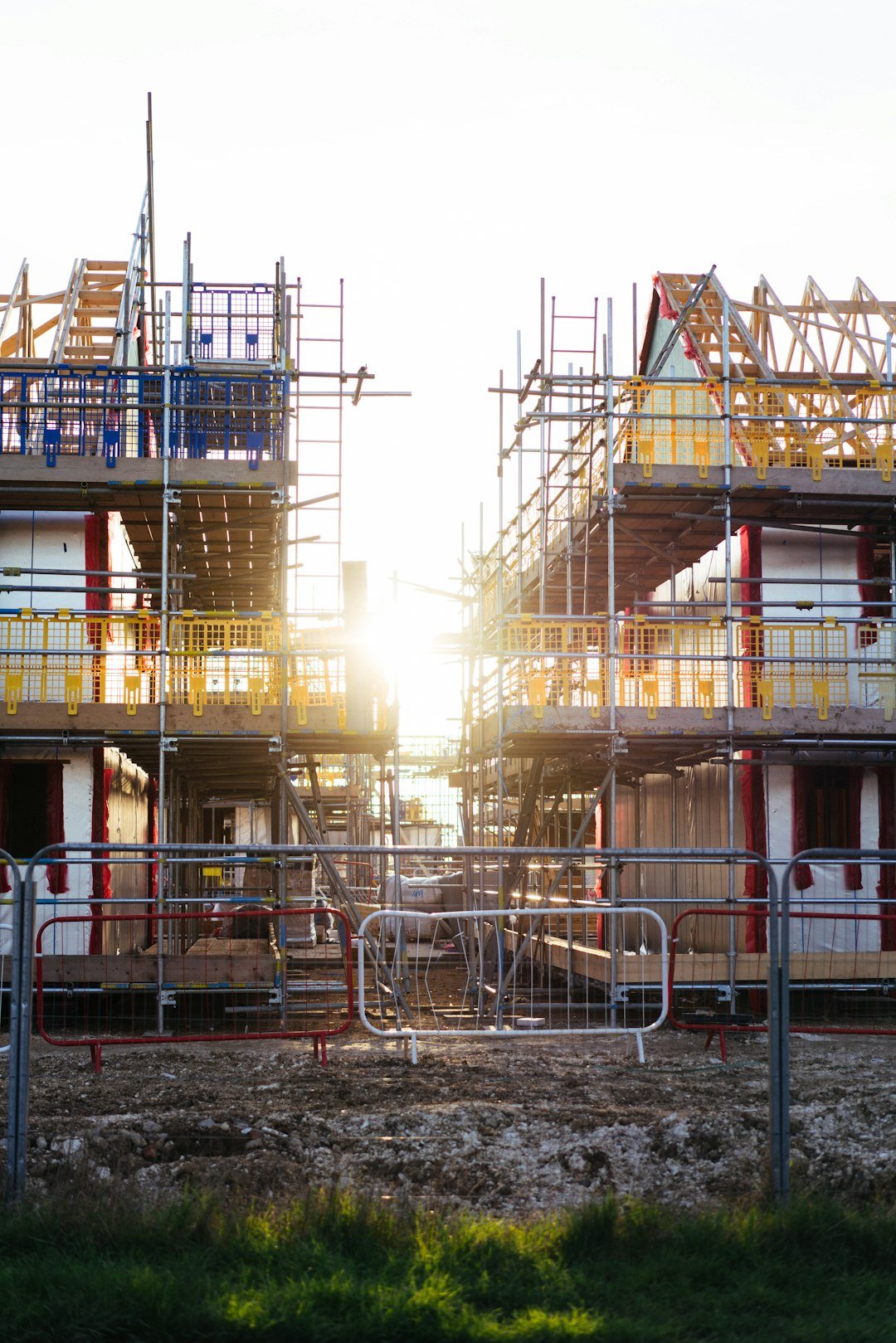 Home construction-of-new-homes-with-scaffolding-and-sun-pq3ggbu7bnq